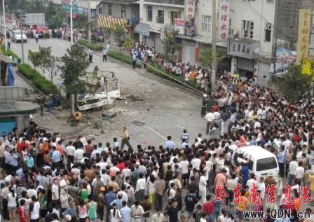 "8·3"爆炸现场救援(图) >>天柱>>新闻中心>>黔东南信息港