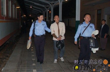 被民警从宁波押回 凯里的疑凶杨汉春