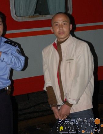 被民警从宁波押回 凯里的疑凶杨汉春