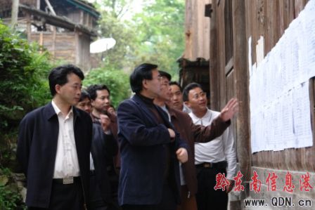 简讯:州长李飞跃到锦屏调研(图)
