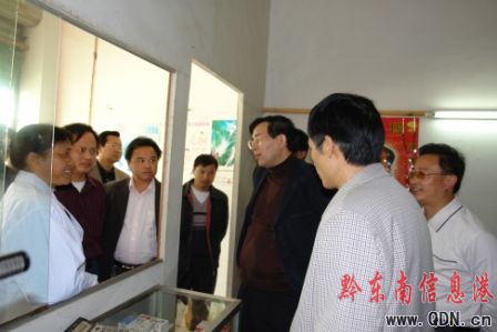 简讯:州长李飞跃到锦屏调研(图)