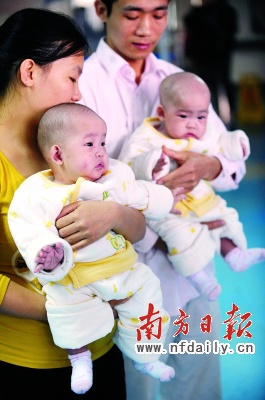连体女婴成功实施分离手术后出院(组图)