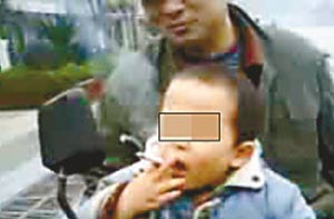 两岁小孩熟练抽烟视频遭网友谴责(图)