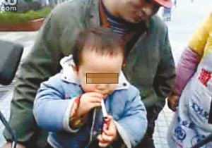两岁小孩熟练抽烟视频遭网友谴责(图)