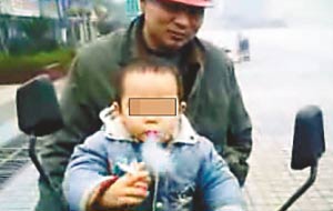 两岁小孩熟练抽烟视频遭网友谴责(图)