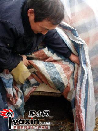男童失踪23天被发现死在家门20米外(图)