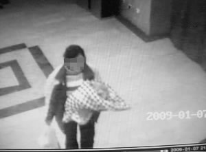 医院探头拍下女子弃婴全过程(图)