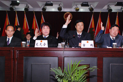 丹寨县委副书记,县长龙先金在会上作工作报告.2月6日,丹寨县第十四