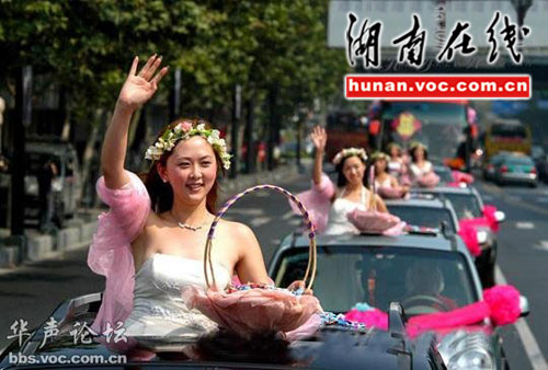 豪华婚礼出动直升机和游轮护航(组图)