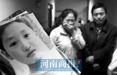 小男孩人行道上捉蛐蛐被面包车拖行200米(组图)