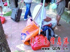 农村新生为省钱挑行李步行到大学报到(图)