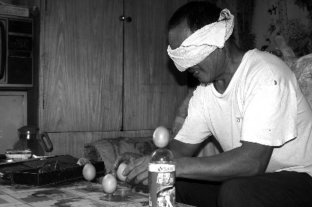 老汉50年练就绝活蒙眼在灯泡上立蛋(图)