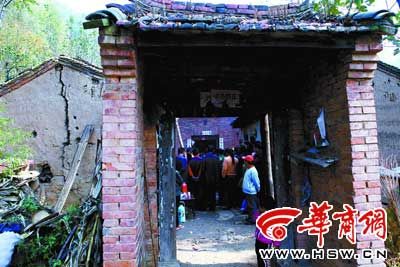 村主任为村里修路欠30万其妻自尽(组图)