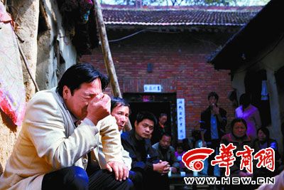 村主任为村里修路欠30万其妻自尽(组图)