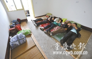 政府为学校招标采购劣质床学生无奈集体打地铺