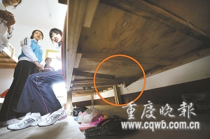 政府为学校招标采购劣质床学生无奈集体打地铺