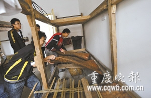 政府为学校招标采购劣质床学生无奈集体打地铺