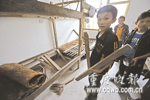 政府为学校招标采购劣质床学生无奈集体打地铺