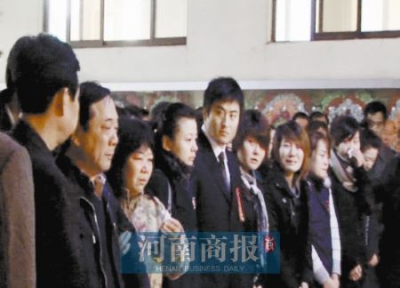 新郎与去世新娘在殡仪馆内举行婚礼(组图)