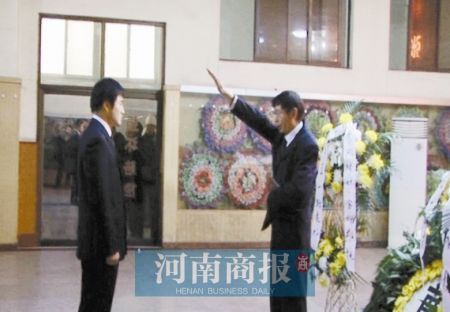 新郎与去世新娘在殡仪馆内举行婚礼(组图)
