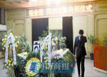 新郎与去世新娘在殡仪馆内举行婚礼(组图)