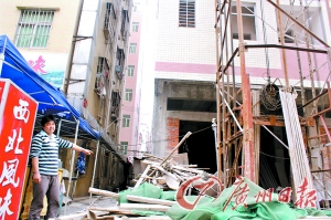 路人被从10楼扔下竹竿砸穿后脑(图)