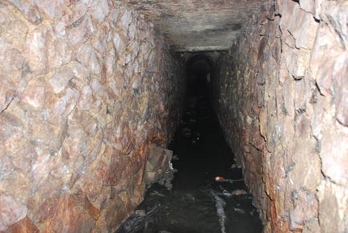 疑犯挖32米地道偷走20多万元珠宝(组图)