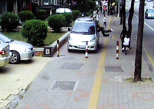 男子用弹弓打破车窗6秒盗走车内皮包(图)