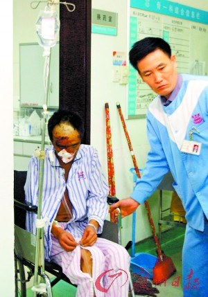 东莞第一高楼工地30吨塔吊坠落致3死5伤(组图)