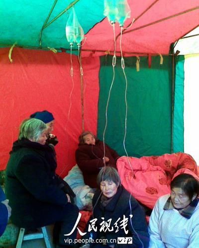 帐篷内,不少老人也打着点滴。