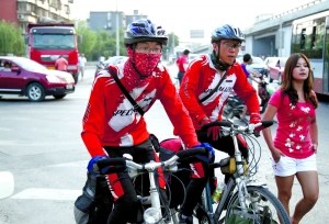 父亲骑行3500公里陪儿子进京上大学(图)