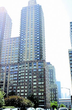 男子40楼跳下砸瘪汽车奇迹生还(组图)