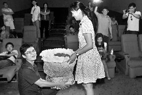 男青年在电影院包场求婚成功(图)