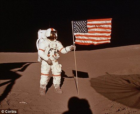 为了全人类:1971年2月,美国宇航员阿兰·谢泼德(Alan B Shepard)在执行阿波罗14号登月任务期间,在月面插上美国国旗。正是在这次任务中,NASA在月面上安置了月震仪设备 为了全人类:1971年2月,美国宇航员阿兰·谢泼德(Alan B Shepard)在执行阿波罗14号登月任务期间,在月面插上美国国旗。正是在这次任务中,NASA在月面上安置了月震仪设备