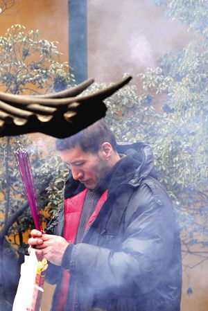 正在灵隐寺烧香的巴特尔 由快拍快拍网的快拍小友 白石人 摄 正在灵隐寺烧香的巴特尔 由快拍快拍网的快拍小友 白石人 摄