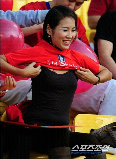 组图:太极虎止步半决赛韩国女球迷泪洒赛场 - 