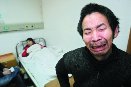 老师丢手机令学生写认错书 家长报警被殴(图)