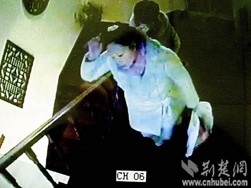 女贼佯装买高档家私 偷走店内笔记本电脑(图)