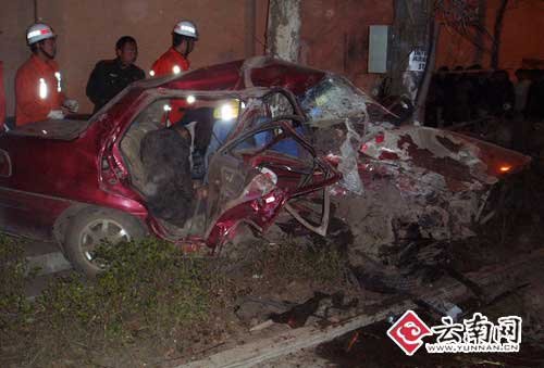 越野车撞飞的士3人遇难 传肇事者用枪逼退追截