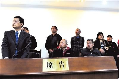 庭审时,这起离奇车祸的原告席非常拥挤。本报记者董世彪摄。