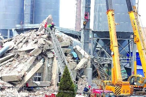 青岛一工厂粉末储存罐压塌厂房活埋2人(图)
