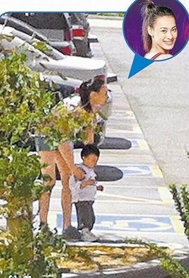梁洛施现身美国凤凰城 打扮清凉携子就餐(图)