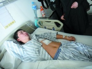 医院保安阻止发小广告被2名女子刺5刀(图)