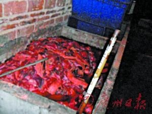黑作坊使用工业盐腌制腐烂猪肉 主犯父子落网