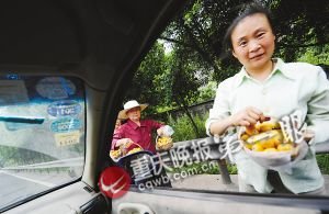 村民沿高速公路兜售水果 曾有人被撞身亡(图)