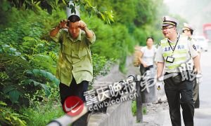 村民沿高速公路兜售水果 曾有人被撞身亡(图)