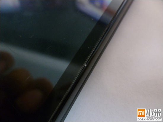 小米手机陷入掉漆门:工程机掉漆 摄像头进灰