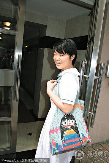 钟镇涛被控伤人明开庭 掷章小蕙胞妹手机惹祸