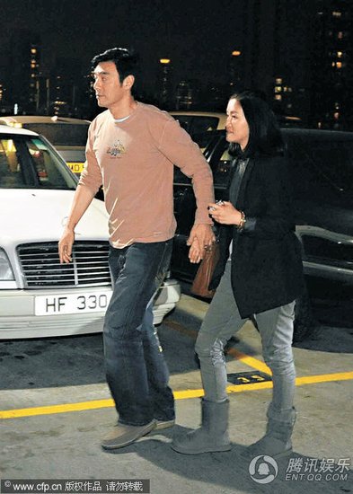 钟镇涛被控伤人明开庭 掷章小蕙胞妹手机惹祸