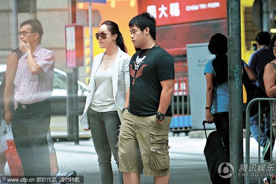 钟镇涛被控伤人明开庭 掷章小蕙胞妹手机惹祸